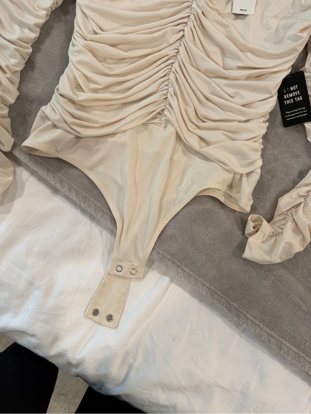 *NWT* Express Cream Ruched Off-Shoulder Long Sleeve Bodysuit - Picture 3 of 4